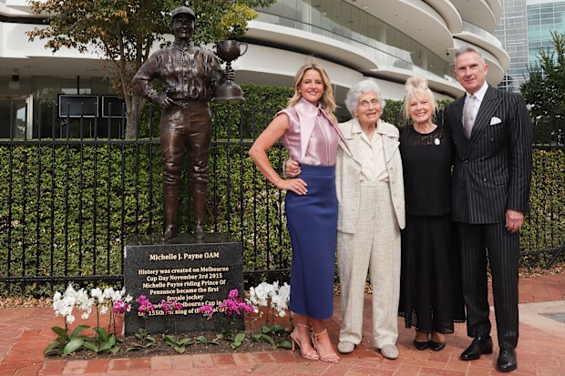 Michelle Payne presenta su estatua en el hipódromo de Flemington junto a Lady Marigold Southey AC, Judith Leman y el presidente del VRC, Neil Wilson.