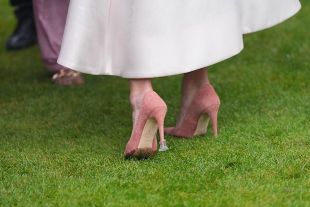 zara tindall garden party dress Zara Tindall braves the rain in glamorous dress during Buckinhgham Palace Garden  party