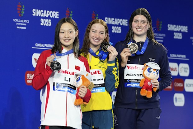 De izquierda a derecha: el medallista de plata Bingji Li, la medallista de oro Molly O'Kallan y el medallista de bronce Clary Wayinstein.