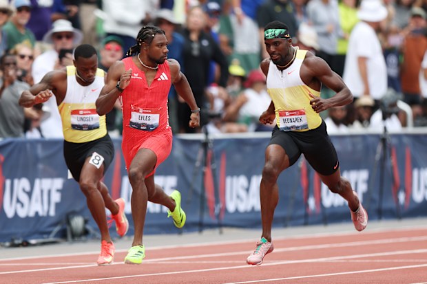 Noah Lyles (solda) Kenny Bednarek'e bakarak bitiş çizgisini geçiyor.