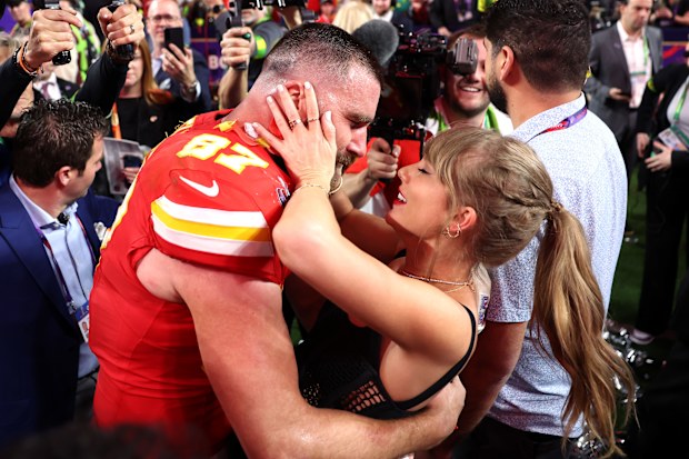 LAS VEGAS, NEVADA - FEBRUARY 11: Travis Kelce #87 of the Kansas City Chiefs celebrates with Taylor Swift after defeating the San Francisco 49ers 2 during Super Bowl LVIII at Allegiant Stadium on February 11, 2024 in Las Vegas, Nevada. (Photo by Ezra Shaw/Getty Images)