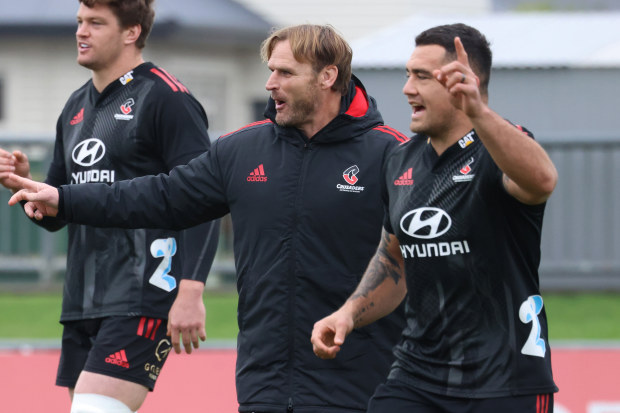 Scott Robertson (middle) during a training session before the Super Rugby Pacific final with Scott Barrett (left) and Codie Taylor (right).