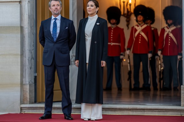 01 October 2025, Denmark, Copenhagen: King Frederik X and Queen Mary of Denmark await guests for dinner at Amalienborg Palace as part of the informal meeting of EU heads of state and government. 