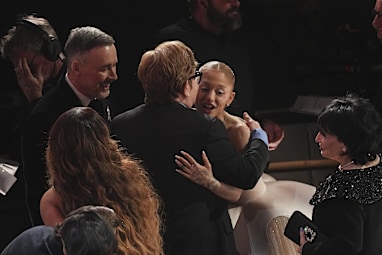 Ariana Grande applauds Zoe Saldaña