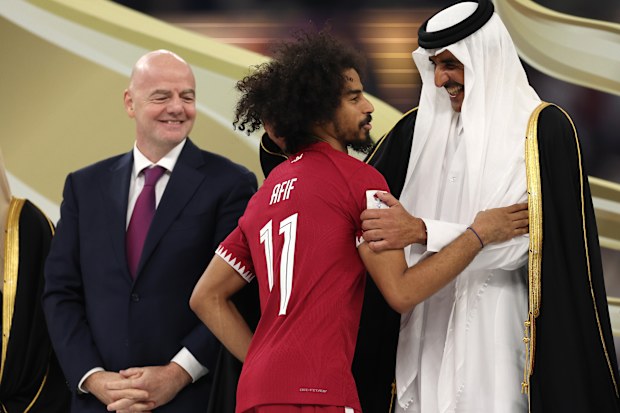 Akram Afif de Qatar interactúa con Tamim bin Hamad Al Thani, Emir de Qatar después del partido final de la Copa Asiática de la AFC entre Jordania y Qatar en el estadio de Lusail el 10 de febrero de 2024 en la ciudad de Lusail, Qatar. (Foto de Robert Cianflone/Getty Images)