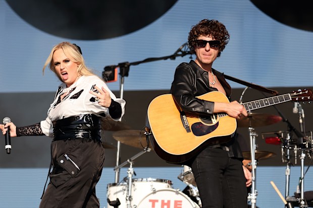 READING, ENGLAND - AUGUST 22: (EDITORIAL USE ONLY) Actress Rebel Wilson makes a surprise appearance on stage with The Kooks and performs 'Gangstas Paradise' during day one of Reading Festival 2025 at Richfield Avenue on August 22, 2025 in Reading, England. (Photo by Simone Joyner/Getty Images)