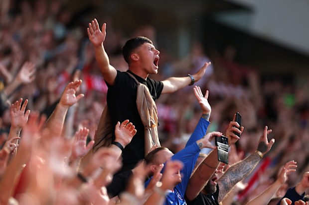 Fans of Sunderland celebrate the team's 3-0 victory.