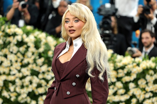  Sabrina Carpenter attends the 2025 Met Gala Celebrating "Superfine: Tailoring Black Style" 