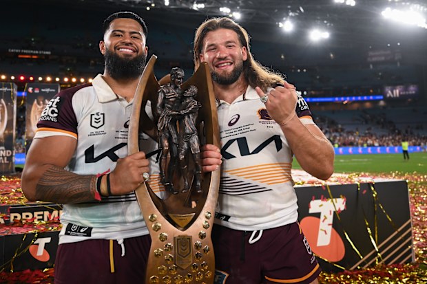 Payne Haas (a sinistra) e Patrick Carrigan dopo la finale della NRL del 2025.
