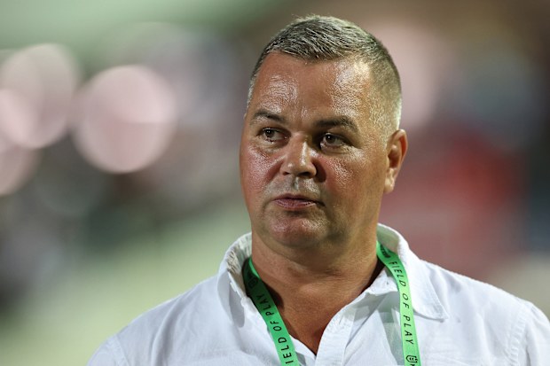 Em Sydney, Austrália, Manley C AG GOLS e North Queensland Cowboy estão procurando por Antony Cybeold, o treinador principal da C. Ag Gols durante a partida da Rodada do NRL em 4 Pines Park, em Cowboy, Austrália. (Foto de Cameron Spencer/Getty Fig.)