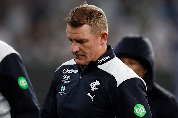 Michael Voss, Blues'un Kıdemli Antrenörü, Carlton Blues ve Collingwood Magpies arasındaki 2025 AFL 04. Hafta maçında izliyor