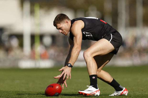 MELBOURNE, AUSTRALIA - SEPTEMBER 15: Taylor Adams of the Magpies gathers the ball  during a Collingwood Magpies AFL training session at Olympic Park Oval on September 15, 2023 in Melbourne, Australia. (Photo by Darrian Traynor/Getty Images)