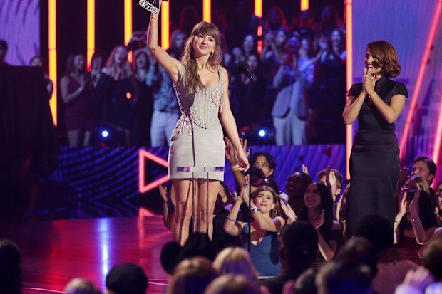 HOLLYWOOD CA MARCH 26, 2026  Taylor Swift accepts the Pop Album of the Year award onstage at the 2026 iHeartRadio Music Awards at Dolby Theatre on March 26, 2026 in Los Angeles, California. (Robert Gauthier / Los Angeles Times)
