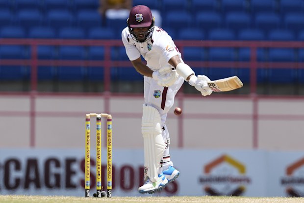 Shai Hope, Batı İndileri'nin başarısız koşu kovalamacası sırasında zor anlar yaşıyor.