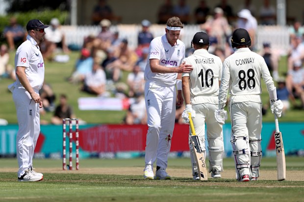 Stuart Broad pats Neil Wagner on the back after umpire Chris Gaffaney calls a no ball.