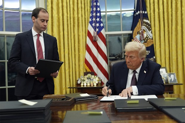 President Donald Trump signs an executive order on TikTok in the Oval Office of the White House, Monday, Jan. 20, 2025, in Washington. (AP Photo/Evan Vucci)