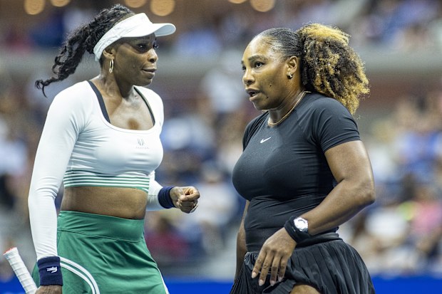 Venus Williams (a sinistra) e sua sorella Serena giocano in doppio agli US Open 2022.