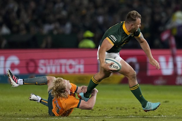 Andre Estherhuizen, dal Sudafrica, è avvicinato da Carter Gordon, dall'Australia.
