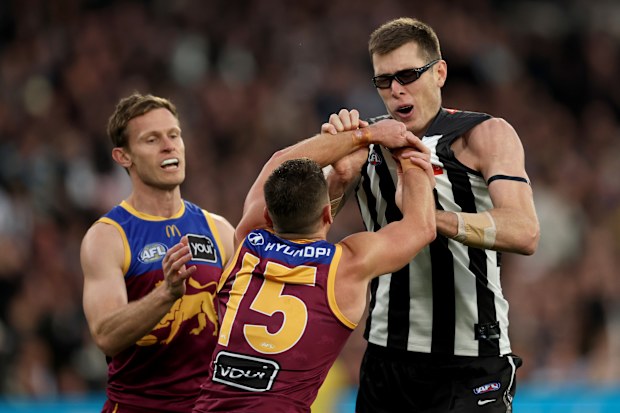 Mason Cox ve Dayne Zorko güreşiyor.