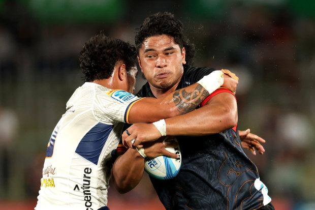 Wallace Sititi of the Chiefs charges forward.