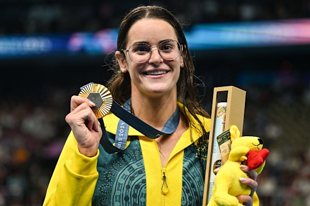 Parijs, Frankrijk – 30 juli 2024; Gouden medaillewinnaar op de 100 meter rugslag dames Kaylee McKeown van Team Australia tijdens de prijsuitreiking in de Paris La Défense Arena op de Olympische Zomerspelen 2024 in Parijs, Frankrijk. (Foto door David Fitzgerald/Sportsfile via Getty Images)