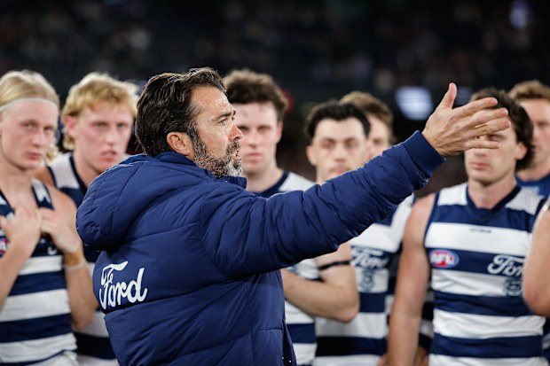 Chris Scott addresses the Cats during their match against St Kilda.
