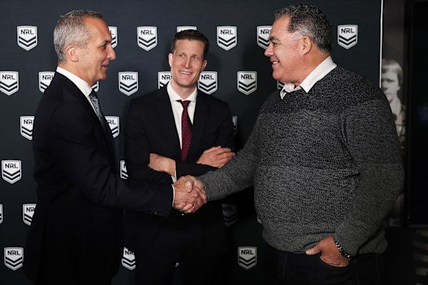 Perth Bears baş antrenörü Mal Meninga, NRL CEO'su Andrew Abdo ile el sıkışıyor.