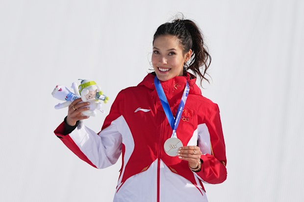 Eileen Gu celebra con su medalla de plata después de la final femenina de esquí de estilo libre en Livigno.
