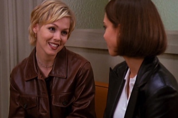 Jennie Garth on set with Alba in Beverly Hills, 90210.