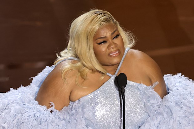 HOLLYWOOD, CALIFORNIA - MARCH 10: Da'Vine Joy Randolph accepts the Best Supporting Actress award for "The Holdovers" onstage during the 96th Annual Academy Awards at Dolby Theatre on March 10, 2024 in Hollywood, California. (Photo by Kevin Winter/Getty Images)
