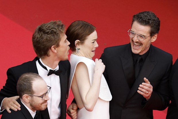 epa12109688 Emma Stone (2-R) tries to avoid a bee next to Austin Butler (2-L), Pedro Pascal (R), and director Ari Aster (L) at the premiere of 'Eddington' during the 78th annual Cannes Film Festival, in Cannes, France, 16 May 2025 (issued 17 May 2025). The film festival runs from 13 to 24 May 2025.  EPA-EFE/SEBASTIEN NOGIER / POOL