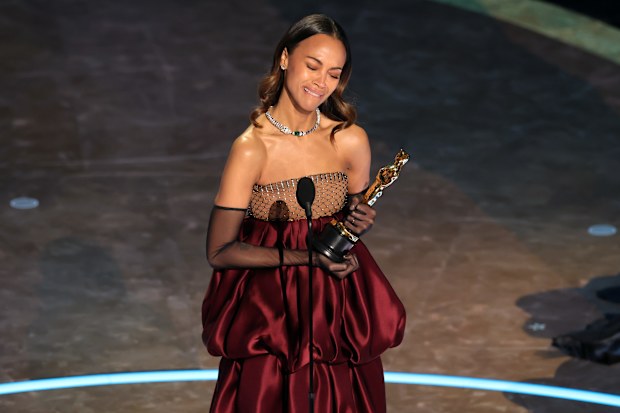  Zoe Saldana accepts the Best Actress In A Supporting Role award for "Emilia Pérez" onstage during the 97th Annual Oscars at Dolby Theatre on March 02, 2025 in Hollywood, California.  