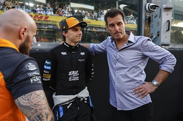 ABU DHABI, BAE - 07 ARALIK: Oscar Piastri, Avustralya ve McLaren, Abu Dabi'deki F1 Grand Prix'sinin 07 Aralık 2025'te Yas Marina Pisti'nde gridde Mark Webber ile birlikte.