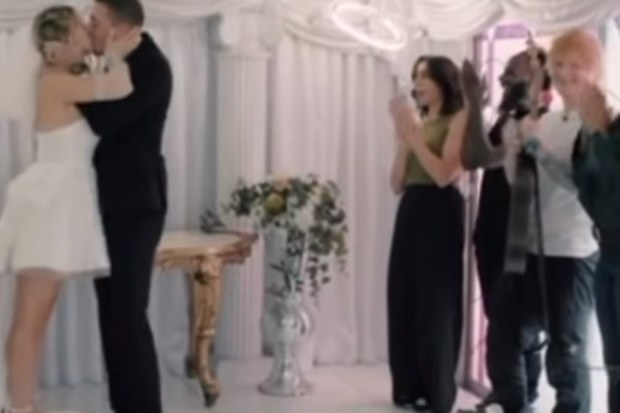 Ed Sheeran crashes wedding in Las Vegas