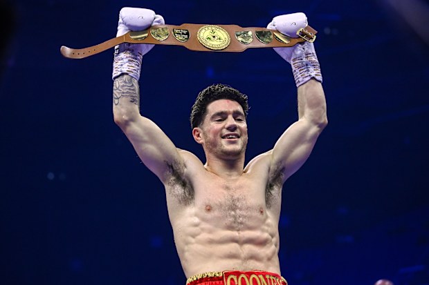 John Cooney è dichiarato vittorioso su Liam Gaynor nel suo superfera in Super BBBC Celtic Super al 3Ana a Dublino il 25 novembre 2023 (Stephen McCarthy/SportsFile Photo via Getty Images)
