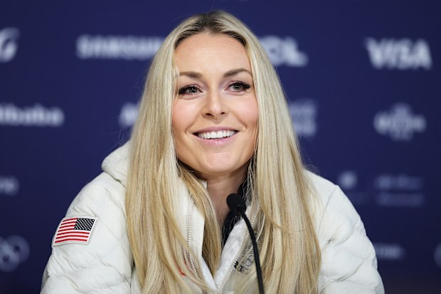 CORTINA, ITALIA - 3 DE FEBRERO: Lindsey Vonn de los Estados Unidos observa durante la conferencia de prensa de esquí alpino femenino del equipo de Estados Unidos en el Estadio Olímpico de Curling de Cortina antes de los Juegos Olímpicos de Invierno Milano Cortina 2026 el 3 de febrero de 2026 en Cortina. (Foto de Ezra Shaw/Getty Images)