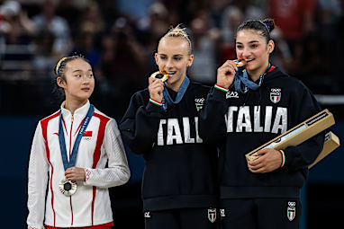 Zhou Yaqin's medal bite