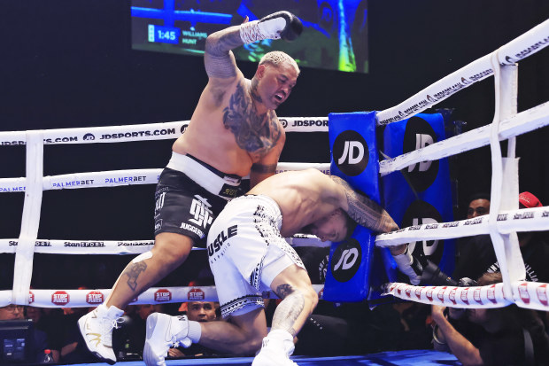 Mark Hunt, Sonny Bill Williams'a yumruk atarken.