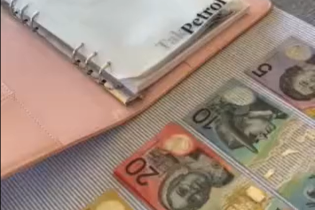 TikTok user @nissarae uses the cash stuffing method. 