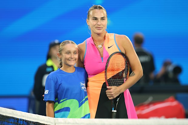 Aryna Sabalenka poses with Ava Sultana ahead of the semi final.