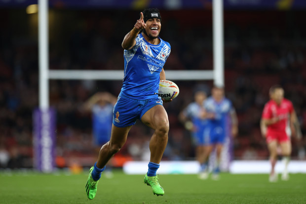 Stephen Crichton of Samoa breaks away to score their team's fifth try during the Rugby League World Cup Semi-Final match between  England and Samoa at Emirates Stadium on November 12, 2022 in London, England. (Photo by Michael Steele/Getty Images)