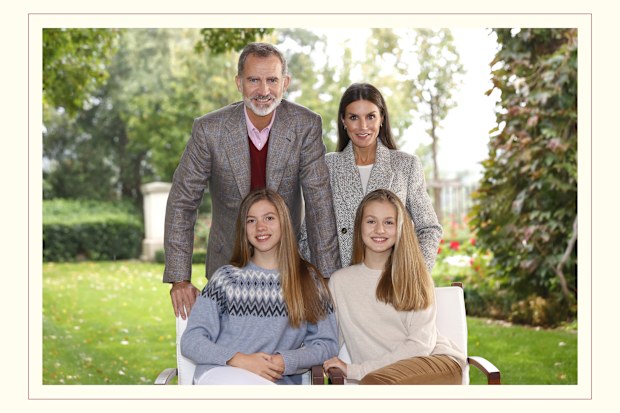 This handout image provided by the Spanish Royal Household shows the inside of the Royal Christmas Card featuring a photograph of featuring King Felipe VI of Spain with Queen Letizia of Spain and their children Crown Princess Leonor of Spain and Princess Sofia of Spain as well as a message from the family on December 16, 2021 in Madrid, Spain. 