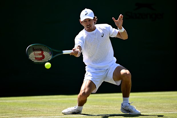 Alex de Minaur forehand oynuyor.