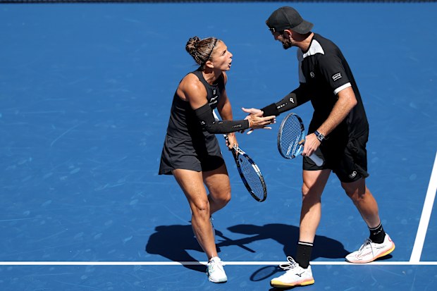 Sara Errani ve Andrea Vavassori, bir oyunu kazandıkları için sevinç yaşıyor.