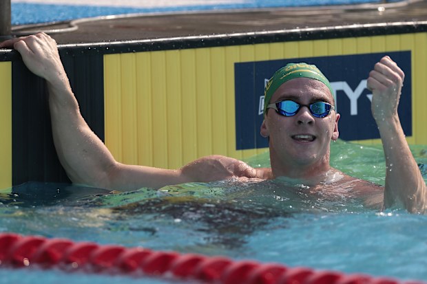 Jamie Jack, 2025 ABD yaz şampiyonasında erkekler 50m serbest stilde zaferini kutluyor.