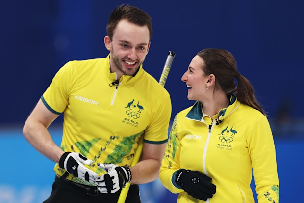 BEIJING, CHINA – 6 DE FEBRERO: Dean Hewitt y Tahli Gill del equipo australiano celebran su victoria contra el equipo de Canadá en el round robin de dobles mixtos de curling el día 2 de los Juegos Olímpicos de Invierno de Beijing 2022 en el Centro Acuático Nacional de Beijing el 6 de febrero de 2022. (Foto de Lintao Zhang/Getty Images)