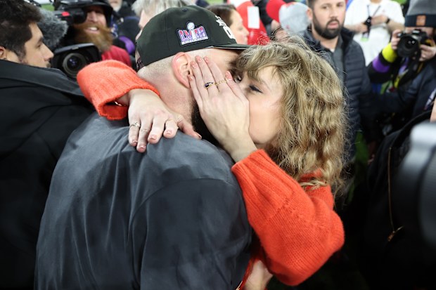 Taylor Swift and Travis Kelce kiss on field as Kansas City Chiefs advance  to Super Bowl ahead of star's Tokyo concerts | Nine.com.au