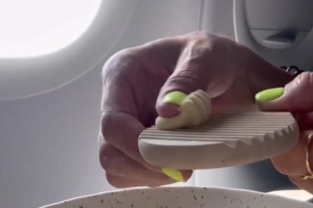 plane passenger makes pasta on recent flight alternative to airplane food