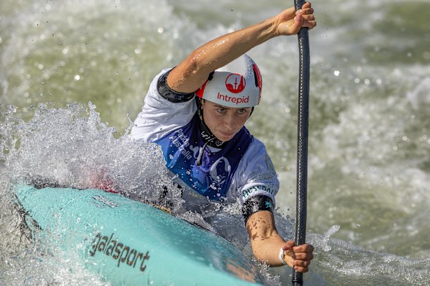 Noemie Fox, parkuru zorlayarak ilerliyor.