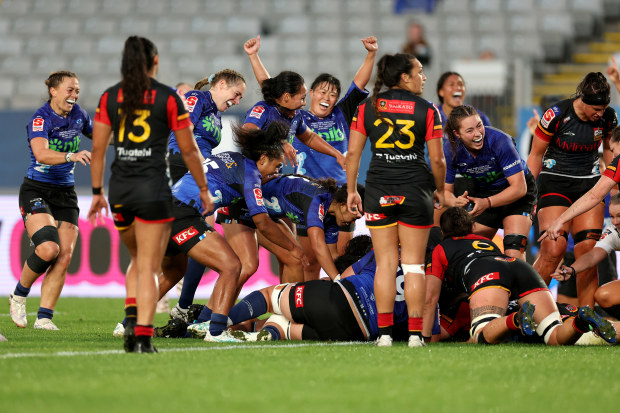 Liana Mikaele Tu'u of the Blues scores the winning try during the Super Rugby Aupiki final.